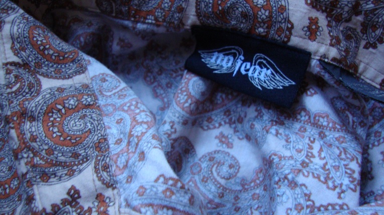No Fear - label in a paisley shirt